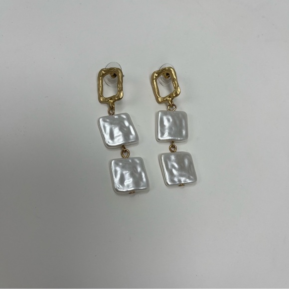 NWOT BRUSHED GOLD PEARL SQUARE DANGLE STATEMENT FASHION EARRINGS - Picture 16 of 16